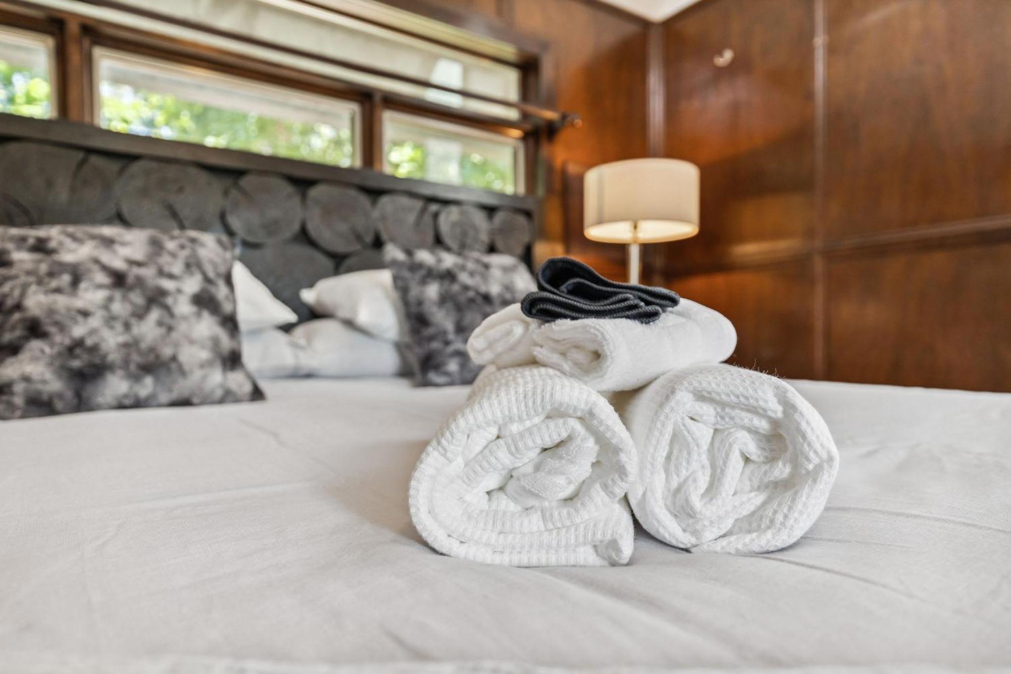 Enchanted Castle - Your Royal Getaway Awaits Cleveland Luaran gambar