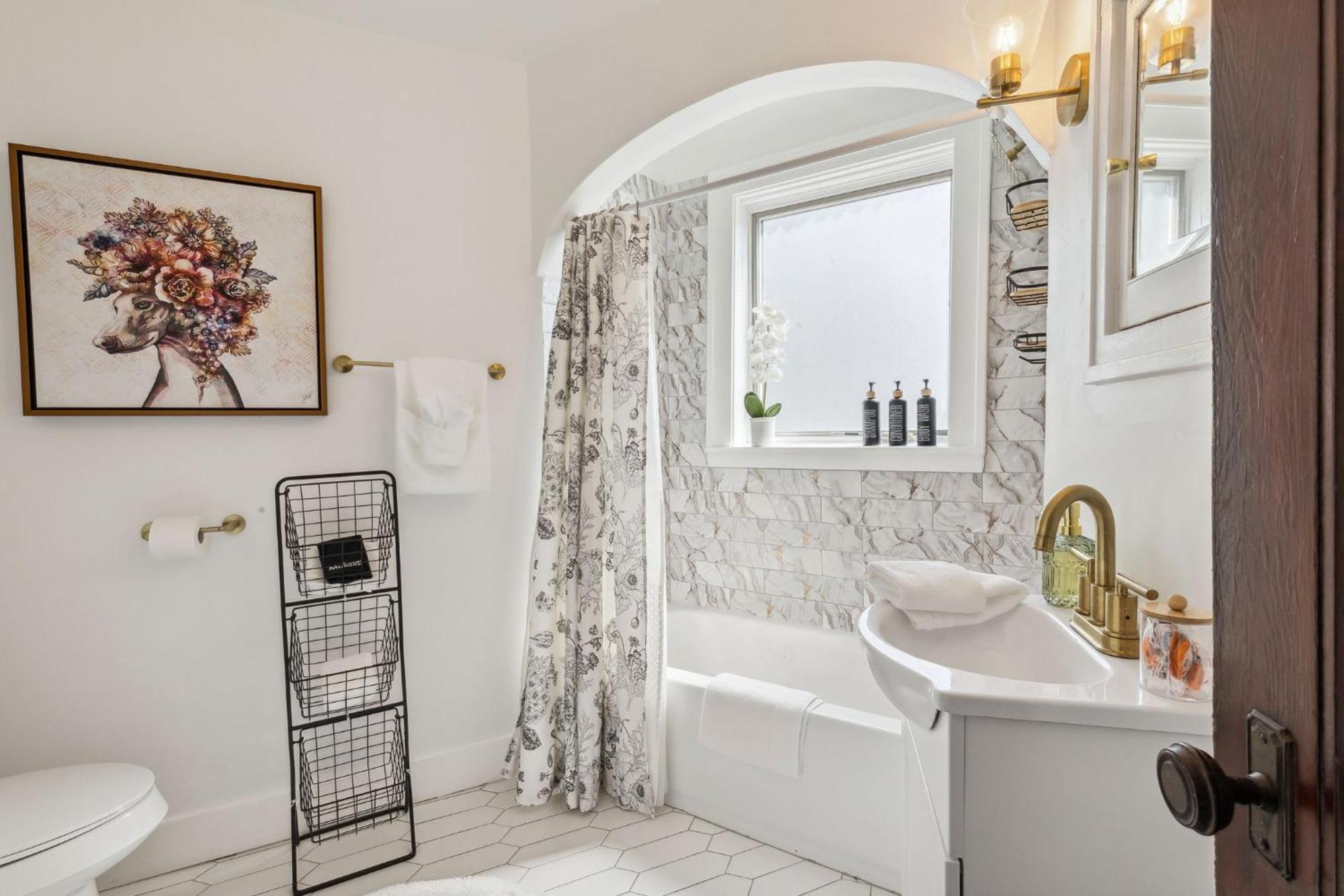 Enchanted Castle - Your Royal Getaway Awaits Cleveland Luaran gambar