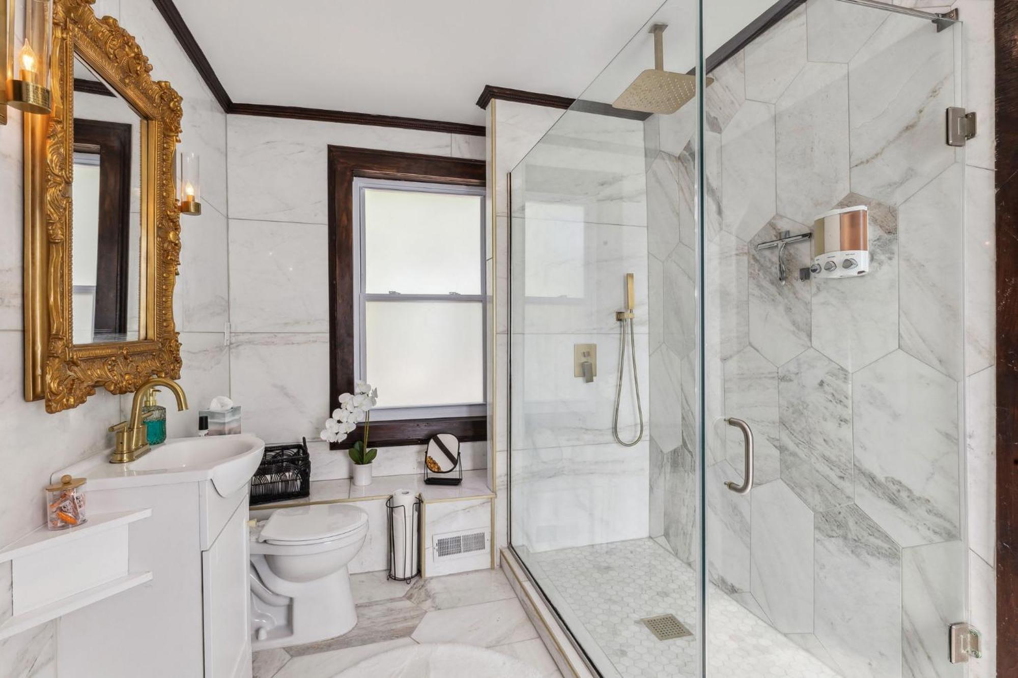 Enchanted Castle - Your Royal Getaway Awaits Cleveland Luaran gambar