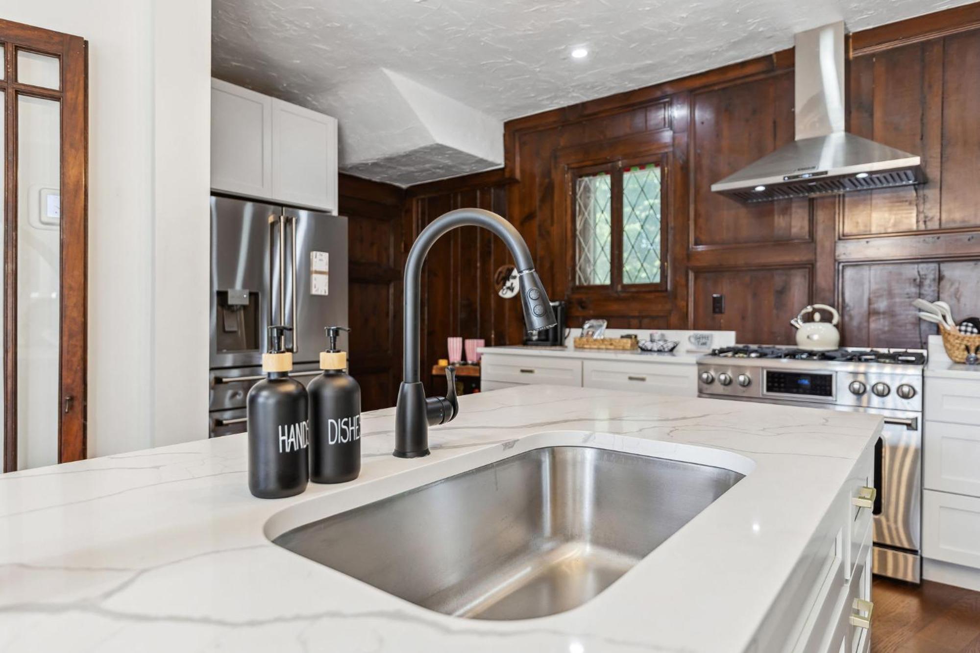 Enchanted Castle - Your Royal Getaway Awaits Cleveland Luaran gambar