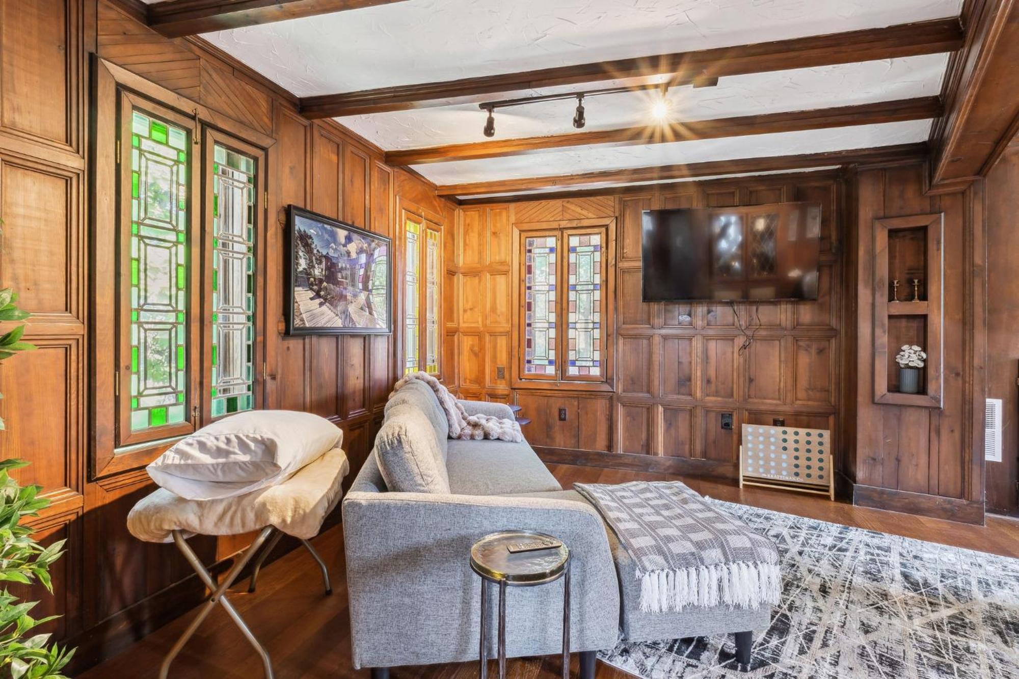 Enchanted Castle - Your Royal Getaway Awaits Cleveland Luaran gambar