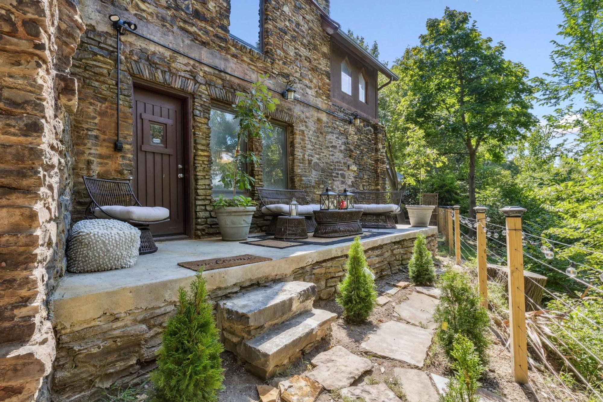 Enchanted Castle - Your Royal Getaway Awaits Cleveland Luaran gambar